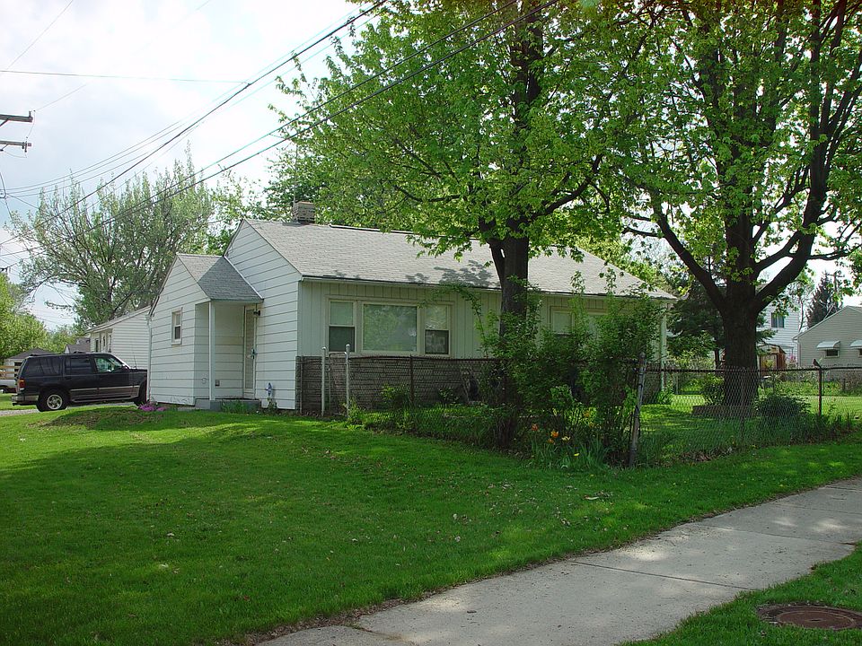 1st image of 31904 Roscommon St