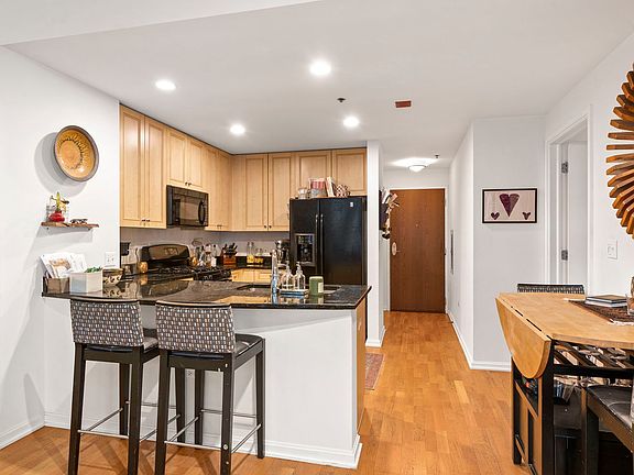 5th image of 160 E Illinois St APT 907