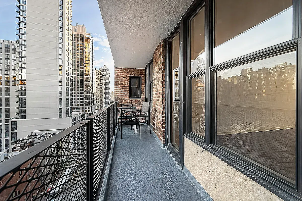 165 East 35th Street — Photo 2