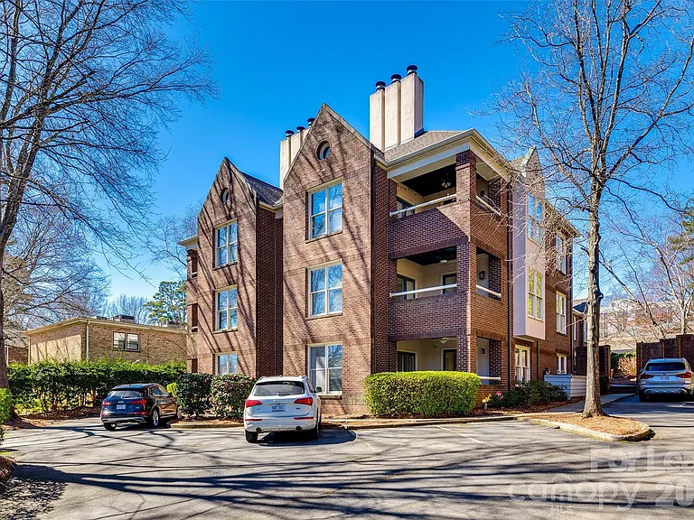 2220 Roswell Ave — Photo 25