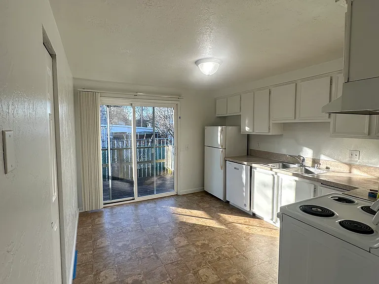 1075 W 13th Ave — Photo 2