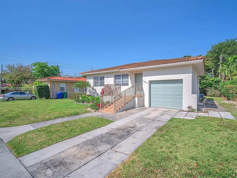 2420 SW 21st Ave — Photo 3