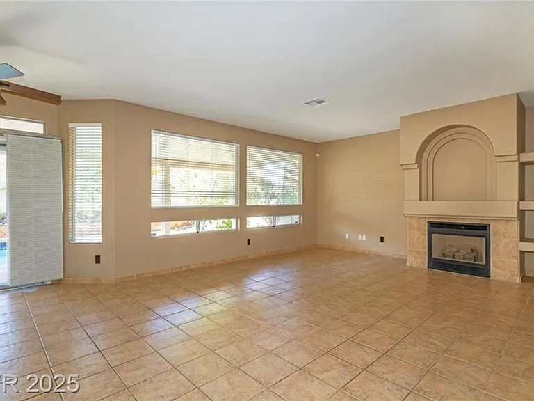 2121 Whitebirch Ln — Photo 4
