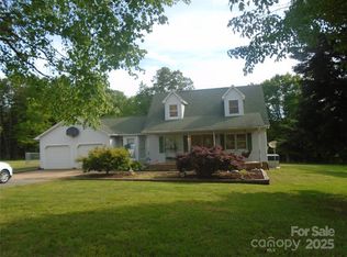 669 Loray Farm Rd, Dallas, NC 28034