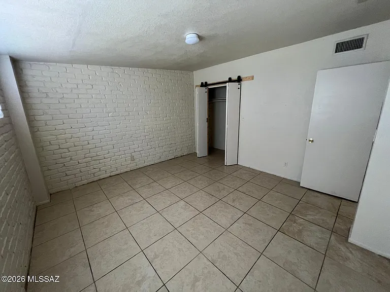 425 E Delano St — Photo 9