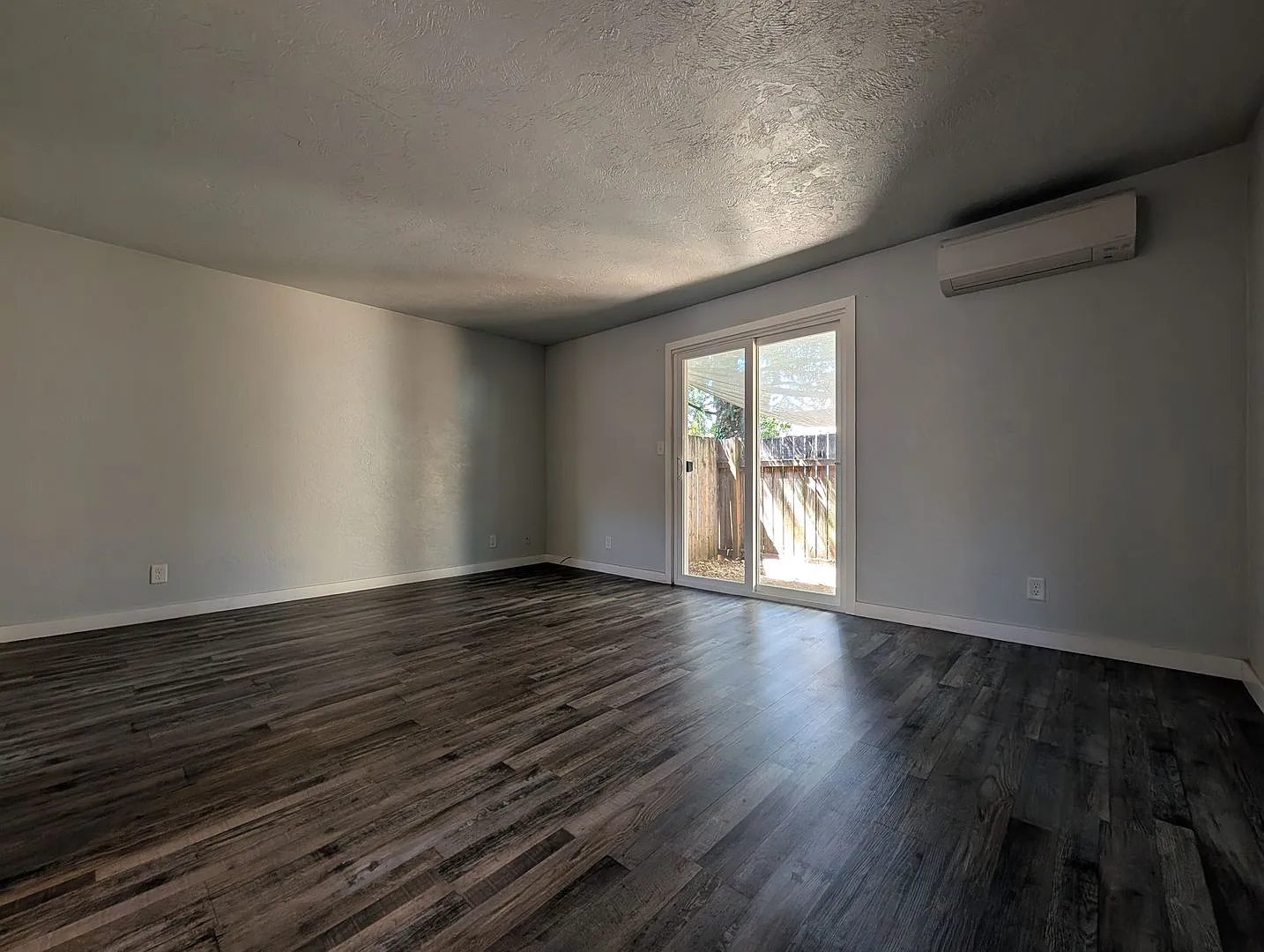 Cute 2bd/1.5bth unit with Private Patio and On Site Laundry! — Photo 4