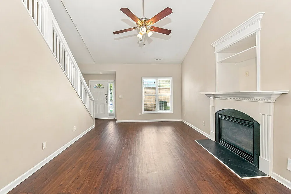3 bed, 2.5 bath, 1600 sqft, $2,165 — Photo 2