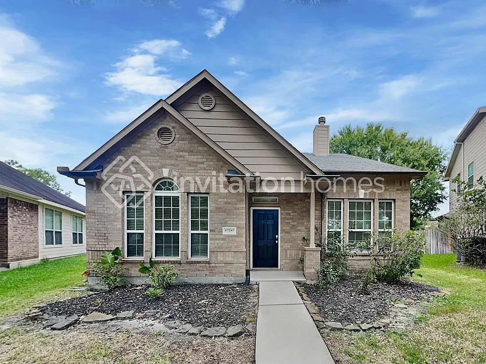 17247 Marquette Point Ln