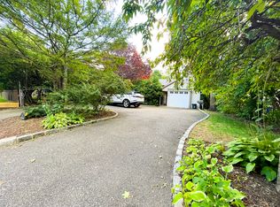 114 Harbor Hill Rd, Roslyn Heights, NY 11577