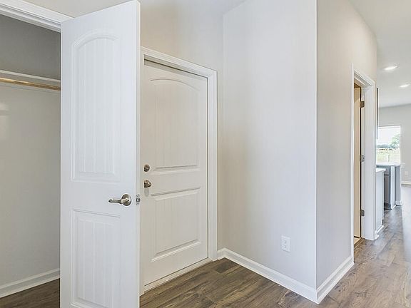 2nd image of 105 Lake Oak Dr