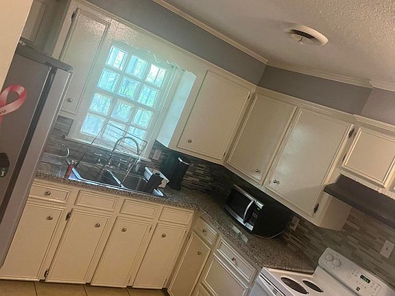 3rd image of 352 Queen Theresa Ln