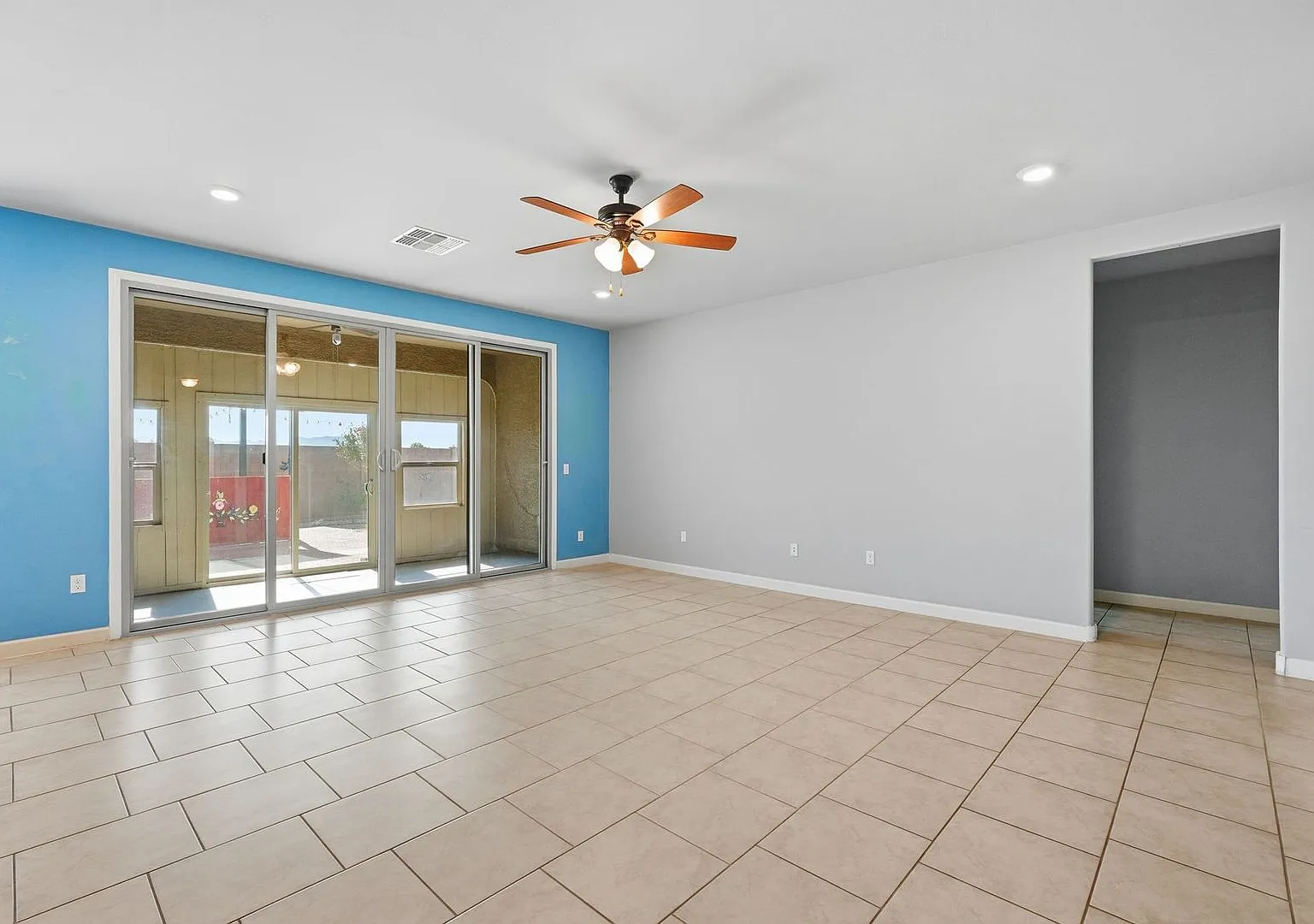 Modern 4 BR / 2 BA Tucson Retreat: Covered Pergola, Fenced Yard & 2-Car Garage — Photo 4