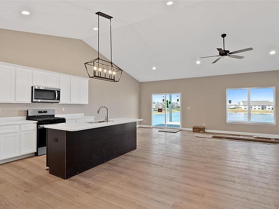 5th image of 826 Applewood Creek Dr