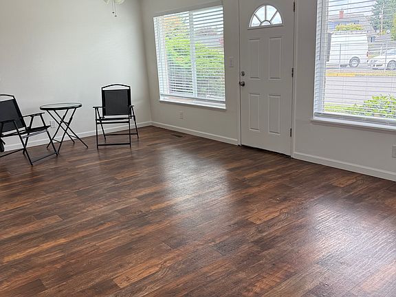 2nd image of 206 5th St NE #206