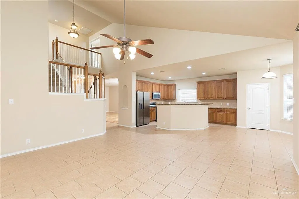 4 bed, 3.5 bath, 2649 sqft, $2,400 — Photo 4