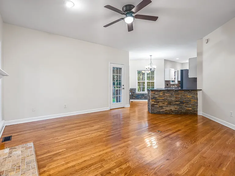 1004 Austin Ct — Photo 11
