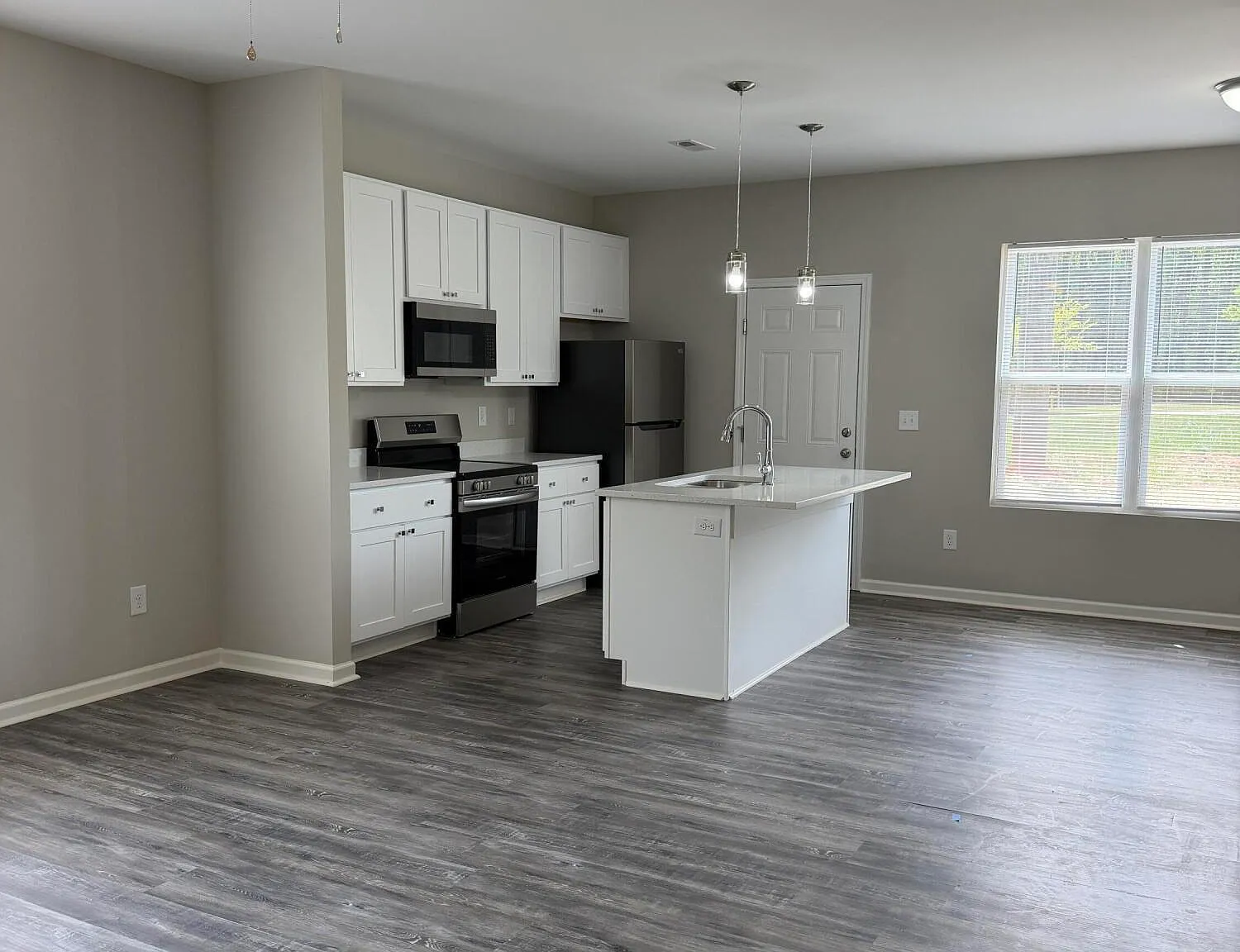 3 bed, 2.5 bath, 1518 sqft, $2,100 — Photo 3