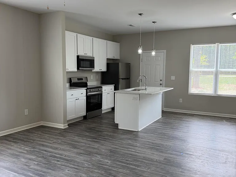 886 John St — Photo 3