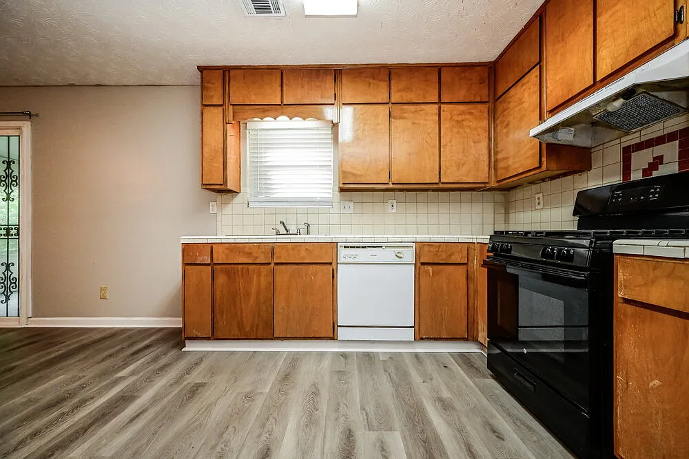 3 bed, 2.0 bath, 1664 sqft, $1,670 — Photo 4