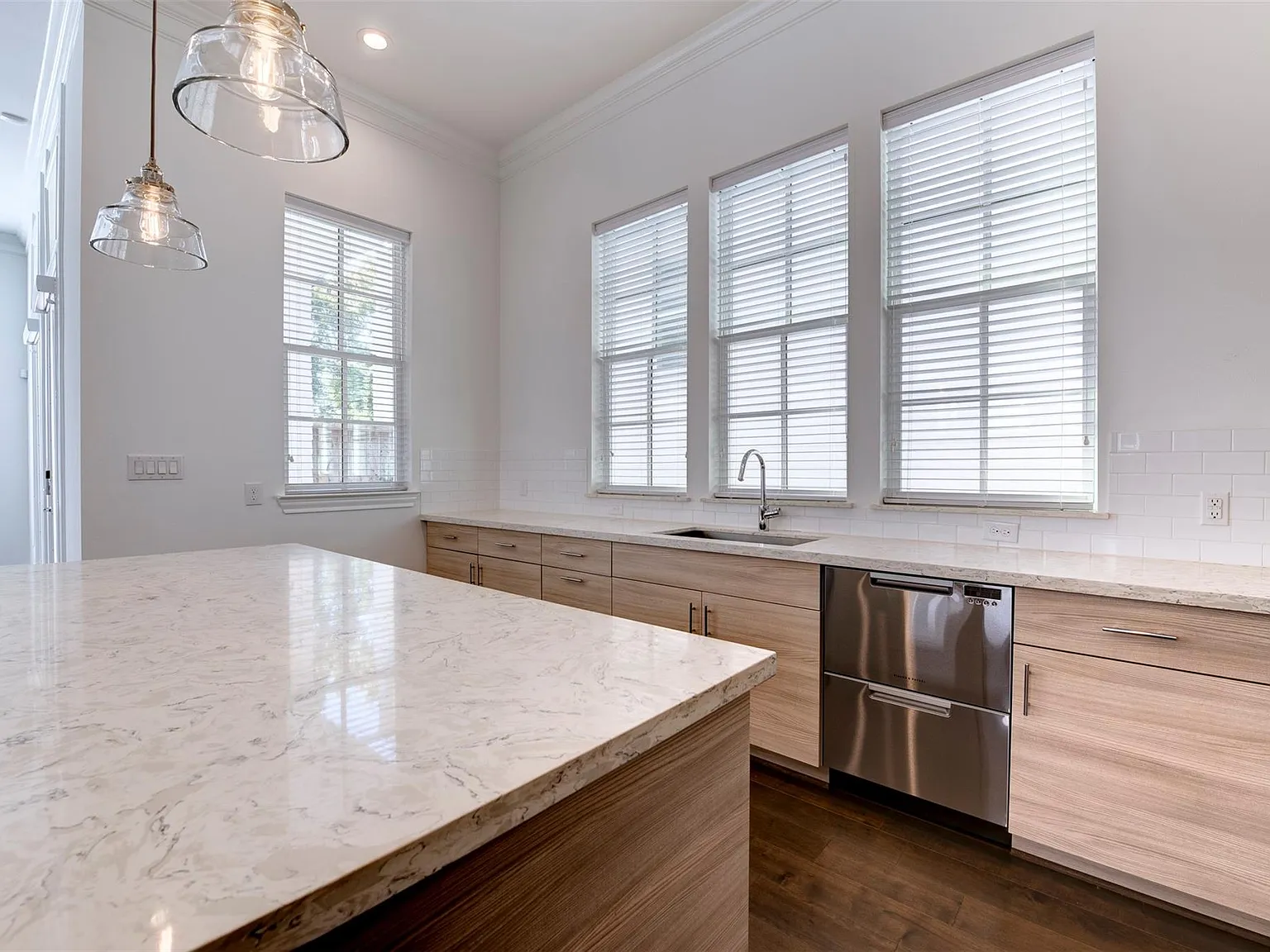 3 bed, 2.5 bath, 2490 sqft, $3,500 — Photo 3