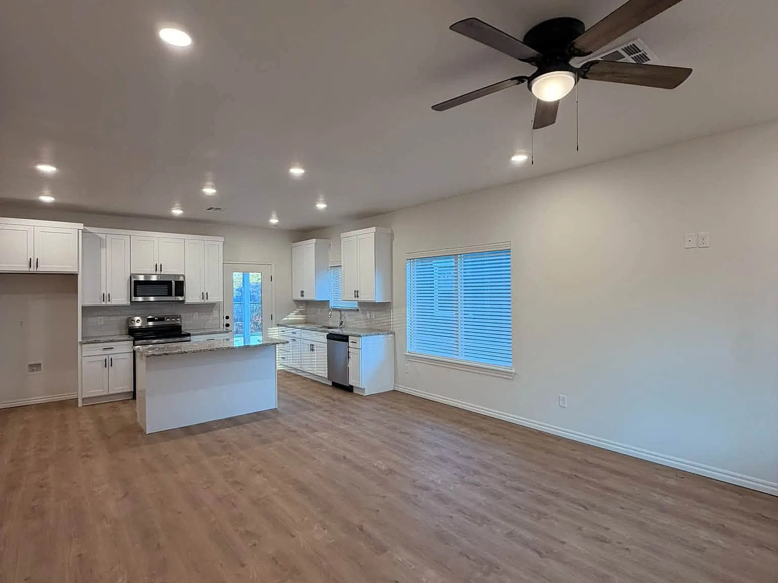 3 bed, 1200 sqft, $1,700 — Photo 3