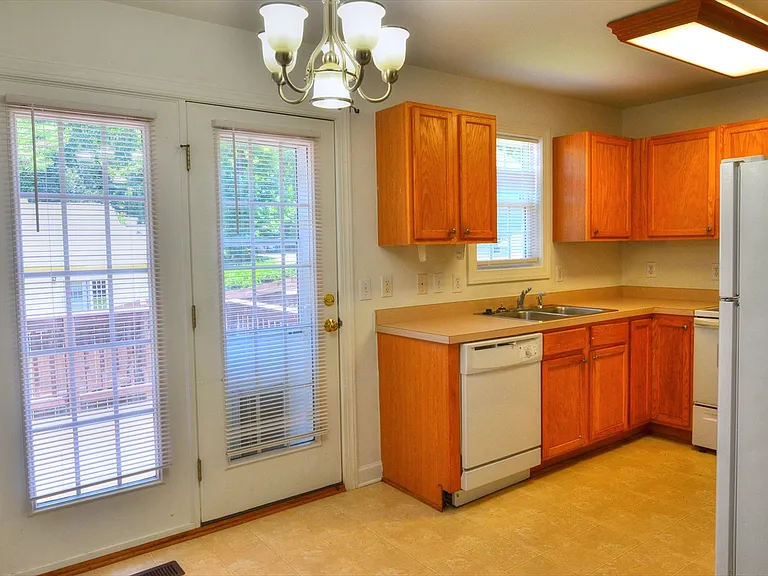 2300 Redbird Ln — Photo 6