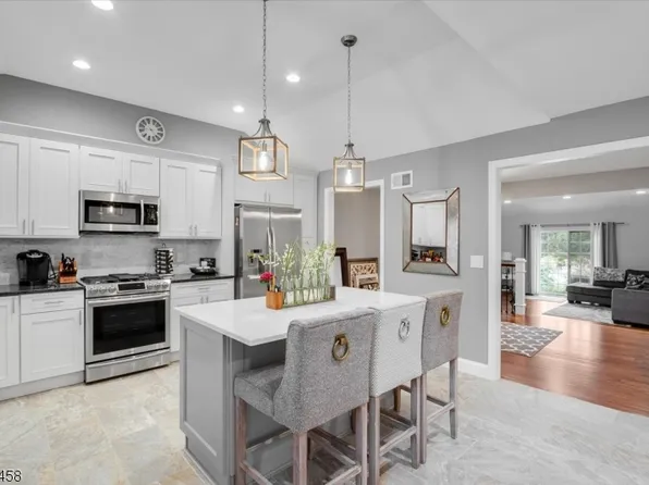 17 Village Dr, Montville Twp., NJ 07045