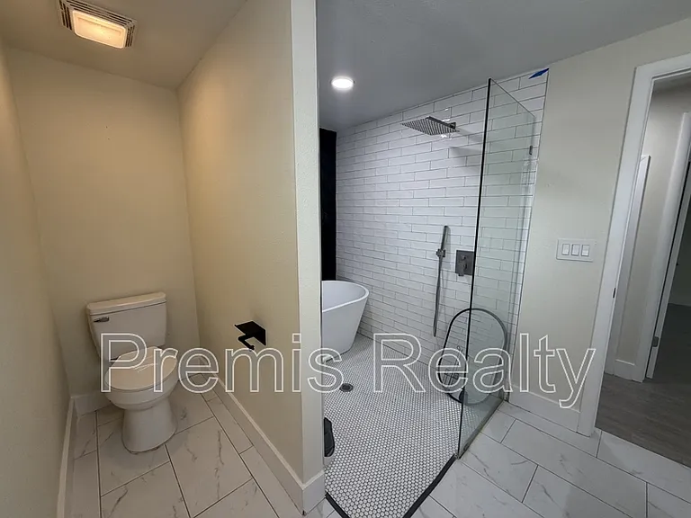 2028 N Betty Ln — Photo 10