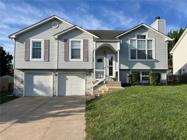 107 E Laredo Trl, Raymore, MO 64083