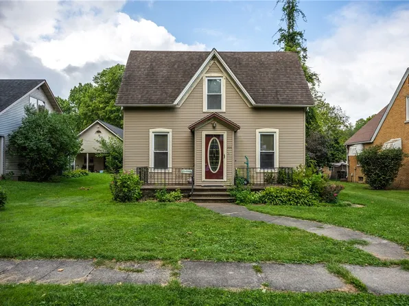 304 S Pine St, Nokomis, IL 62075