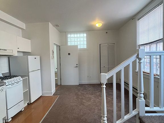 2nd image of 330-2 S Juniper St #3B