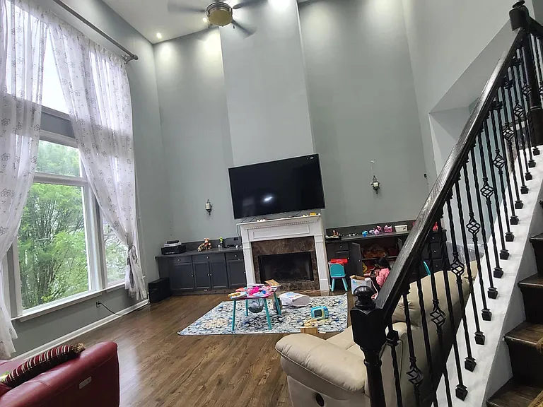 1044 Carroll Ct — Photo 2