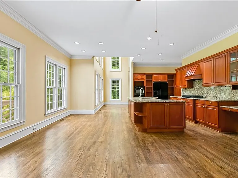 430 W Wesley Rd NW — Photo 20