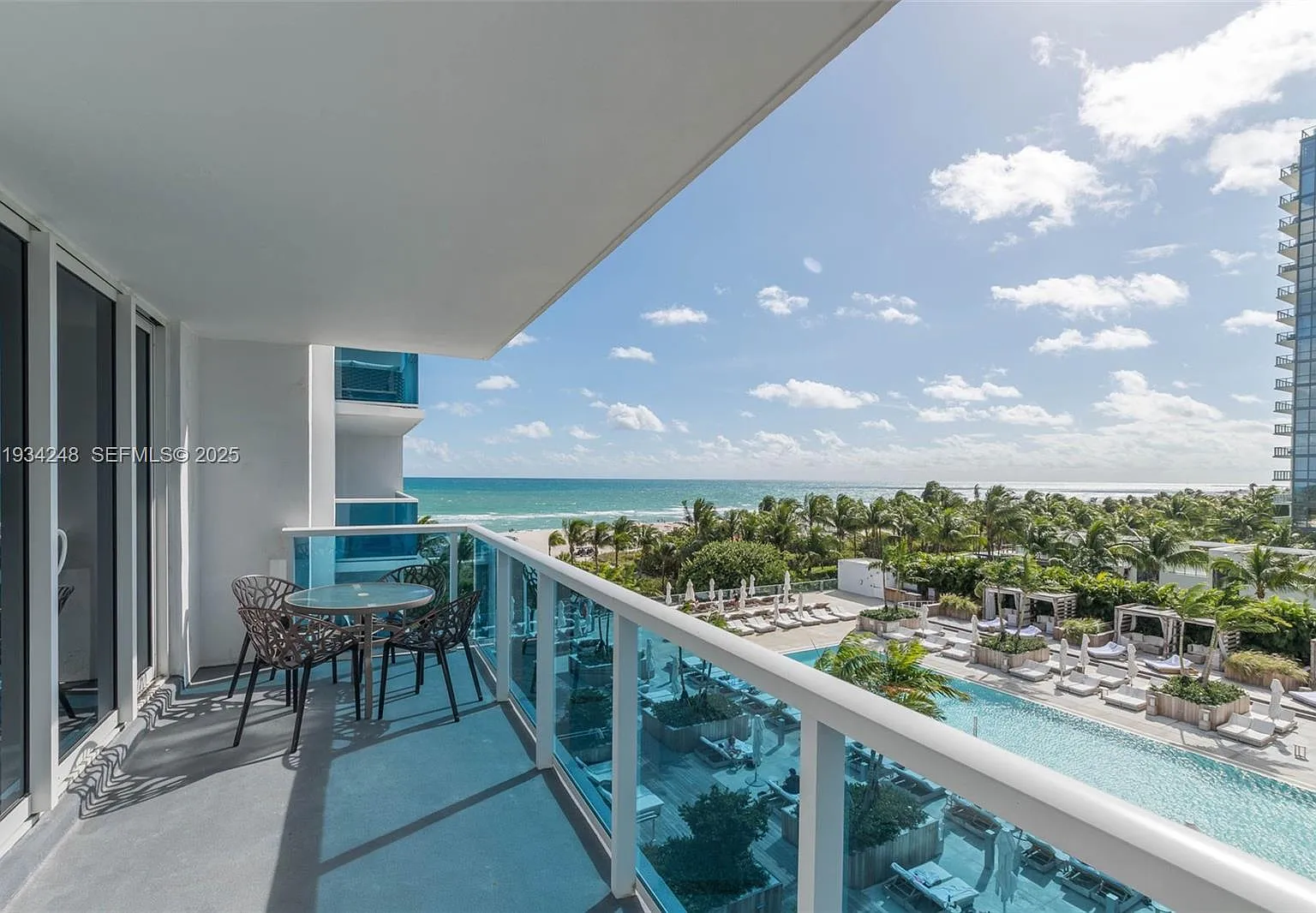 Roney Palace Condo — Photo 1