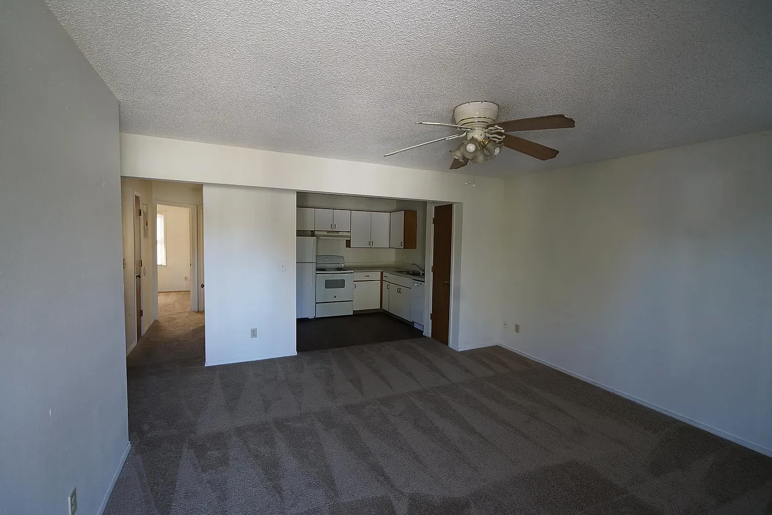 3 bed, 912 sqft, $510 — Photo 1