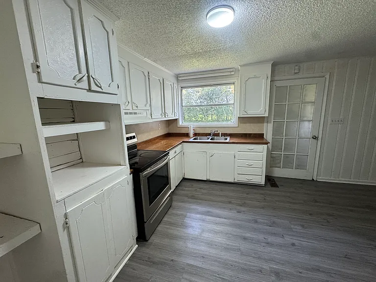 1084 Forbes Ln — Photo 14