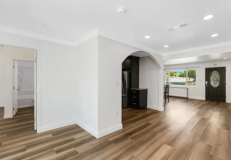 420 N Batavia St — Photo 3