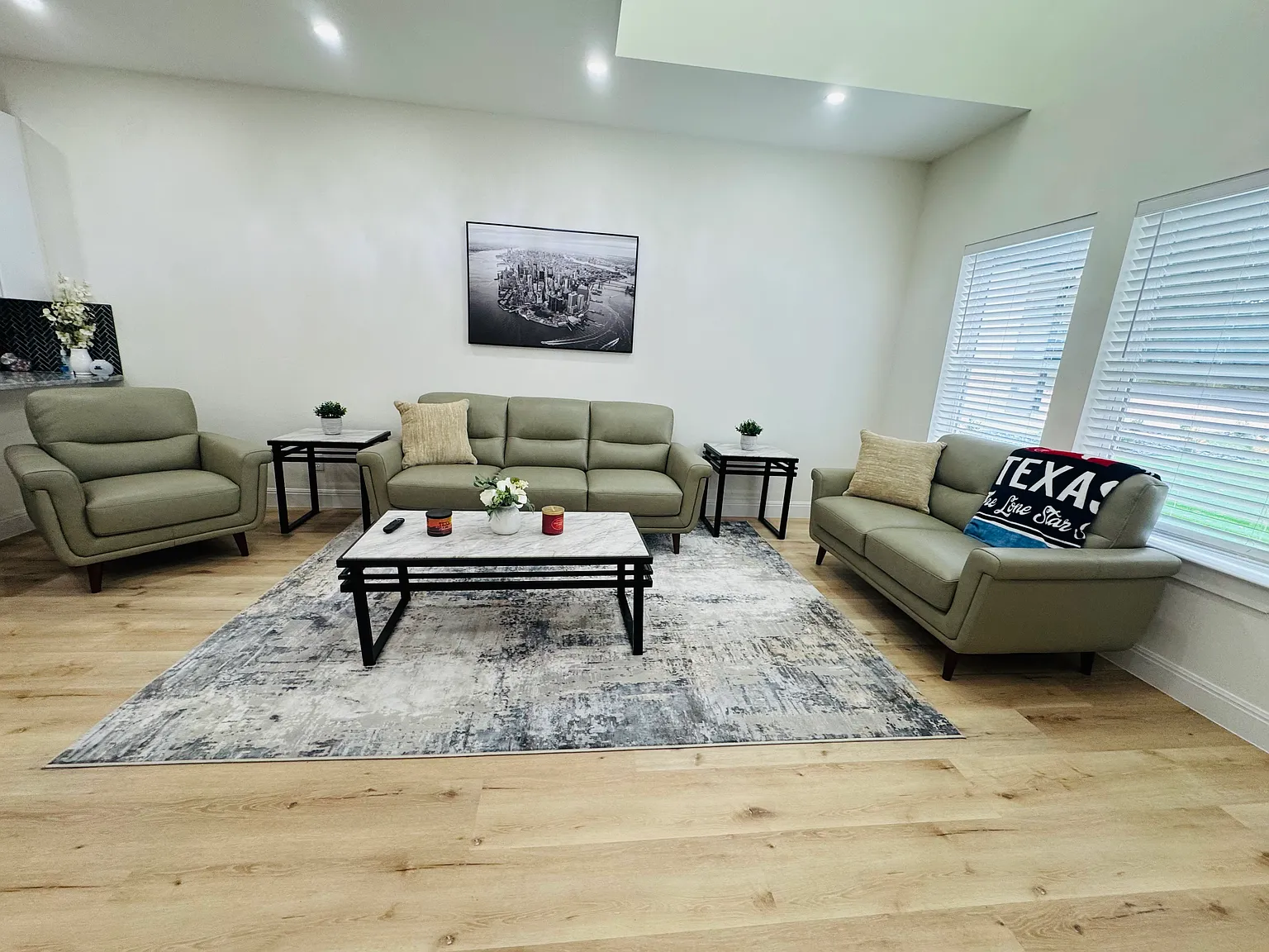 3 bed, 2.5 bath, 1600 sqft, $3,450 — Photo 3
