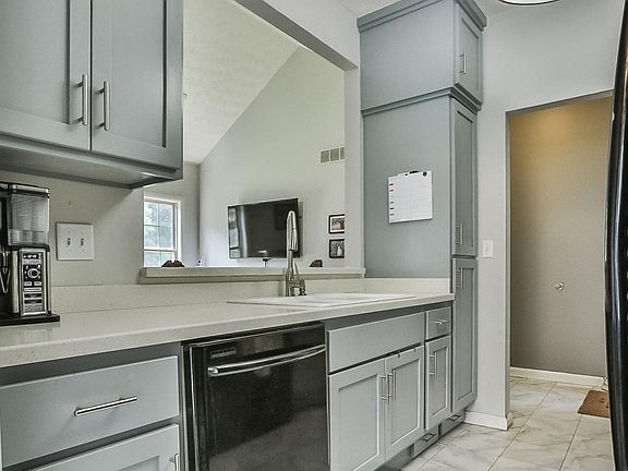 5th image of 48 N Country Dr