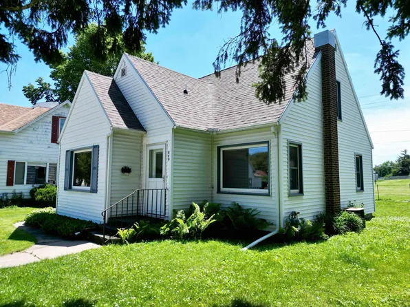 809 E Main St, Decorah, IA 52101
