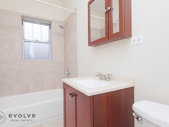 4th image of 949 W Cornelia Ave #3DMG