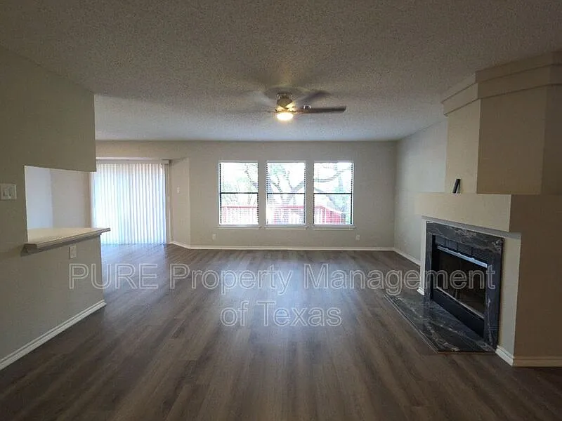 3 bed, 2.0 bath, 1912 sqft, $2,095 — Photo 4