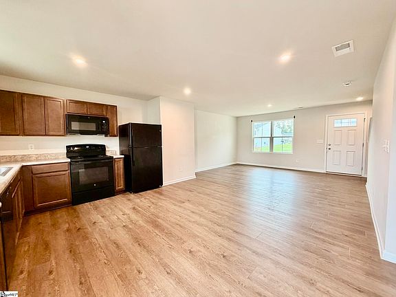 4th image of 818 Cranbrook Dr