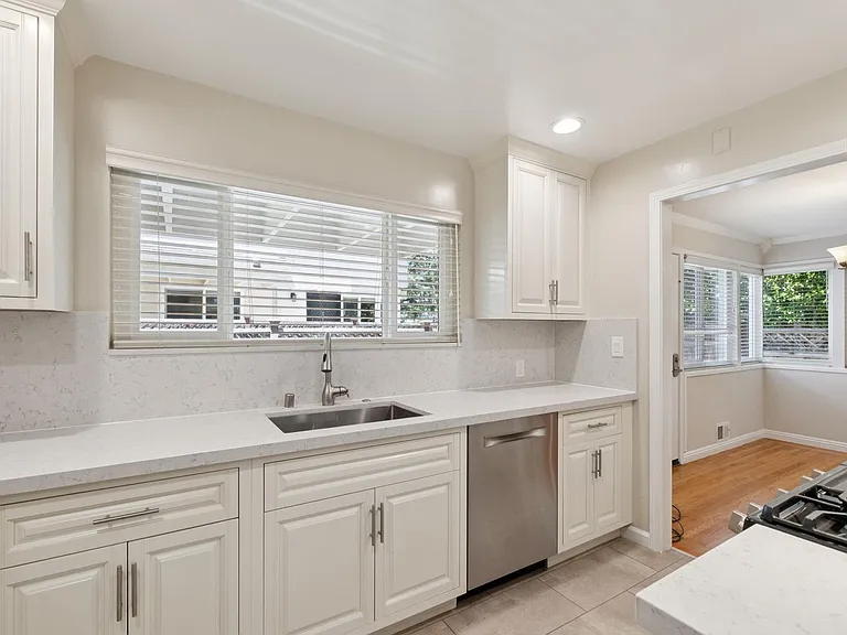 Luxury Apartment Available in gated Community downtown Palo Alto! — Photo 8