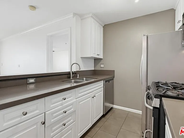 7320 Hawthorn Ave #203 — Photo 12