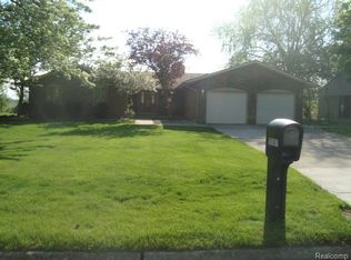 28361 Chatham Rd, Grosse Ile, MI 48138