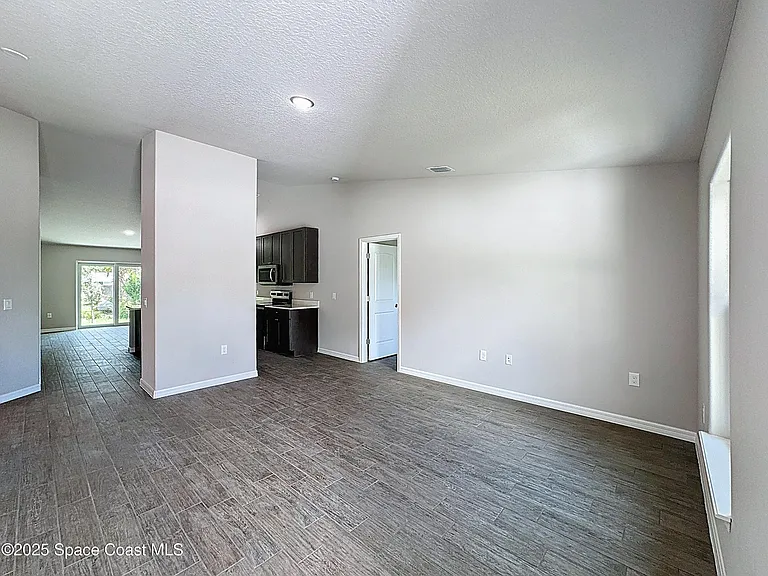 144 Roosevelt St — Photo 4