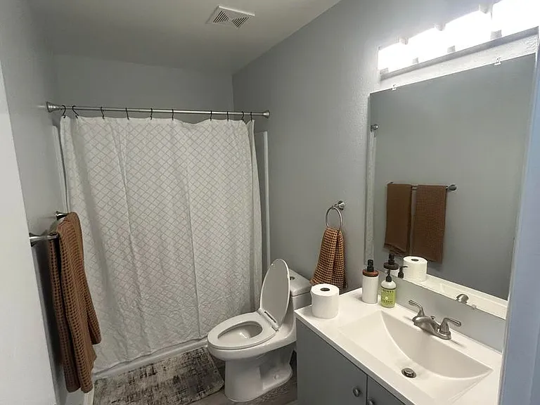 Creekside Apartments — Photo 9