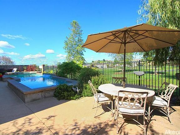 2nd image of 1800 Langholm Way