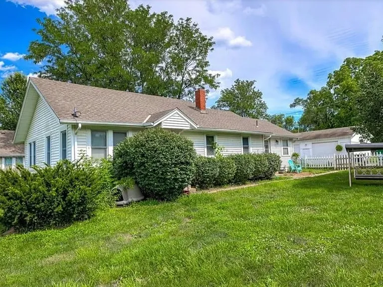 929 E Blue Ridge Blvd — Photo 2